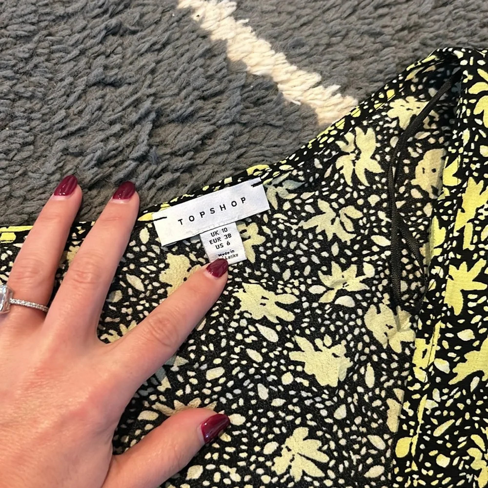 Topshop Bella tea dress with angel sleeve in yellow floral print - Picture 4 of 7